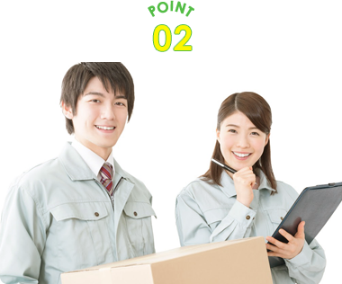 荷物とファイルを持つ作業服のスタッフ